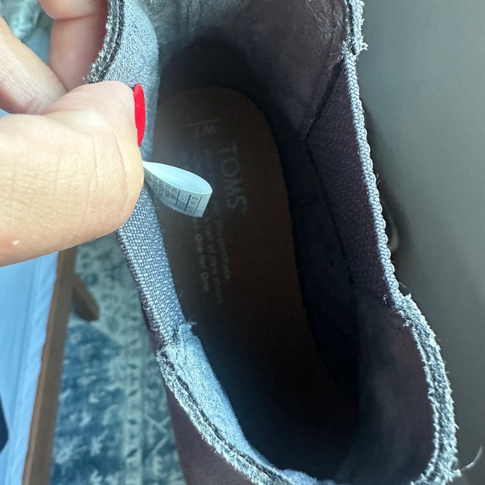Tom’s Women Gray Suede Chelsea Ankle Boots Size 7 - Picture 4 of 6